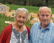 Monika und Ernst Hunkeler vor den 90 nachts aufgestellten Glücksschweinchen von Schreiner Bantli. (Bild: Ernst Hunkeler)