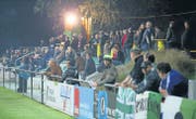 Zuschauer verfolgen auf der Tribüne ein Spiel des FC Kreuzlingen. Im Vordergrund stehen Mitglieder des Fanclubs Porteños. (Bild: Mario Gaccioli)