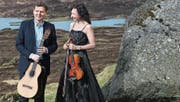 Die Schweizerin Monika Stauss Joensen (Violine) und der Fähringer Ólavur Jacobsen (Gitarre) musizieren gemeinsam. (Bild: PD)