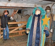 Judith Schläpfer in der Weihnachtskrippe auf dem Stäggelenberg in Schwellbrunn. (Bild: blu)