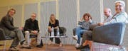 Sensibel zuhören und gemeinsam Lösungen suchen: Dr. Michael Kammer-Spohn, Thomas Pfiffner, Gordana Heuberger, Moderatorin Elisabeth Gross sowie Mirco Deflorin und Brigitte Fischer-Meng diskutierten das heikle Thema. (Bild: Reinhold Meier)