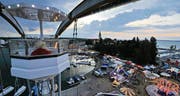 Blick vom Riesenrad aufs Festgelände: Die einmalige Aussicht nutzen viele Besucher des Sommernachtsfestes. (Bild: Reto Martin)