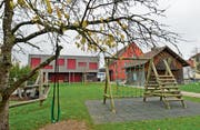 Auf dem Gelände der Kindertagesstätte, der Spielgruppe und des Mittagstischs sollen auch Schulkinder betreut werden. (Bild: Donato Caspari)