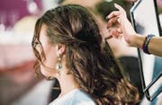 Auch die Wahl der Frisur gehört zur Hochzeitsvorbereitung. An der Messe können Besucher testen, welche am besten passt. (Bild: Ladina Bischof)