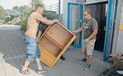 Kleinholz für die Mulde: Die Lehrer Michael Weber, Ueli Reusser und Alexander Weng zerlegen einen ausgedienten Rollschrank. (Bild: Stefan Hilzinger)