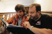 Hauptdarsteller Falk Döhler bespricht mit Regisseur Florian Rexer eine Textpassage. (Bild: Rita Kohn)