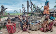 Eine Rohingya-Familie wartet auf den Transport zu einem Flüchtlingscamp, nachdem sie vier Tage im Freien verbracht hatte. (Bild: Dar Yasin/AP (Palong Khali, 19. Oktober 2017))