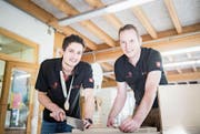 Sven Bürki und Swiss-Skills-Experte Tobias Hugentobler in der Werkstatt von Hugentoblers Betrieb in Braunau. (Bild: Thi My Lien Nguyen)