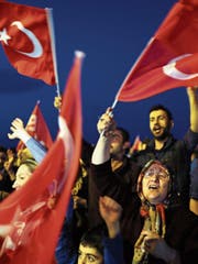 Jubelnde Erdogan-Anhänger in der Nacht auf Montag. (Bild: Tolga Bozoglu/EPA (Istanbul, 16. April 2017))