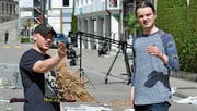 Produzent Noah Röthlisberger bespricht sich vor dem Dreh mit seinem Regisseur Valentin Burell. (Bild: Mario Testa)