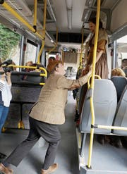 Szene im Bus: Mischa Löwenberg als Carlo und Ramona Fattini als Martha. (Bild: PD)