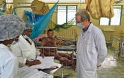 Der Weinfelder Arzt Christoph Althaus bespricht im Spital in Dabou mit den Pflegerinnen die Behandlung einer Patientin. (Bild: PD)