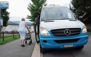 Die Haltestelle beim Haus Wieden in Buchs verfügt als eine der wenigen im Werdenberg über eine 22-Zentimeter-Kante, was den Ein- und Ausstieg mit Rollator und Rollstuhl erleichtert. (Bild: Hanspeter Thurnherr)
