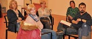 Missstände verbessern: Eine Arbeitsgruppe macht sich Gedanken über Massnahmen, begleitet von Marlen Rutz Cerna (Zweite von rechts) vom Kompetenzzentrum Integration und Gleichstellung. (Bild: Jerry Gadient)