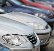 Autos können in Rickenbach nicht beliebig lange gratis parkiert werden. (Bild: Reto Martin)