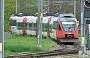 Mit der S-Bahn der ÖBB, hier eine Komposition bei der Ausfahrt aus dem Bahnhof Buchs, verkehren täglich Hunderte von Arbeitspendlern zwischen Vorarlberg, Liechtenstein und der Schweiz. (Bild: Heini Schwendener)