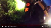 Ein Screenshot des Youtube-Videos - im Bild der Moment, in dem sich ein Polizist dem gestürzten Töff-Rowdy nähert. (Bild: Screenshot Youtube)