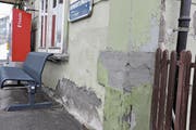 Auf allen Seiten des Bahnhofsgebäudes in Wienacht-Tobel blättert die Farbe ab, sind Fenster, Türen und Läden marod. Der Wartesaal, wo kein Licht mehr brennt, ist ähnlich heruntergekommen. (Bild: Monika Egli)