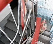 Die Trennlinie zwischen Weiss und Grau markiert den Pegelstand, der zweite Teil der Kellertreppe steht vollständig unter Wasser.