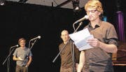 Auftritt im Werdenberger Kleintheater Fabriggli: Die Autoren Guy Krneta, Jens Nielsen und Gerhard Meister (von links). (Bild: Heidy Beyeler)