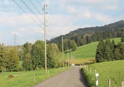 Die St. Gallisch-Appenzellischen Kraftwerke wollen die Freileitung zwischen den Trafostationen Schönenberg und Reisenbach (Bildmitte, hinten) in den Boden verlegen. (Bild: Martin Knoepfel (Ricken, 12. Oktober 2016))
