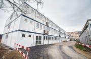 Knapp 180 Container auf drei Etagen bilden das provisorische Schulhaus im «Auen». (Bild: Reto Martin)