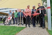 Der Jubiläumsweg ist eröffnet: Heidi Güttinger, Verwaltungsratspräsidentin der Genossenschaft Alterszentrum, die Landschaftsarchitektin Marianne Probst und Robert Gubser, technischer Leiter im Alterszentrum, beim Durchschneiden des Bandes. (Bild: Donato Caspari)