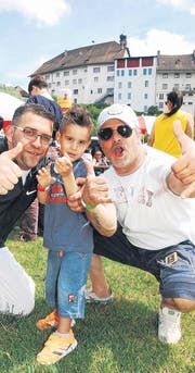 Daumen hoch. Nur zufriedene Besucher am Rock am Weier. (Bild: Picasa)