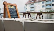 Das Restaurant Schiff in Berlingen mauert gegen das Hochwasser und mixt die passenden Drinks dazu. (Bild: Andrea Stalder)