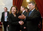 Christa Markwalder wird in Budapest vom Sprecher des ungarischen Parlaments, László Kövér, begrüsst. (Bild: Noemi Bruzak/Keystone (13. April 2016))