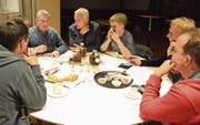 Jedes Detail soll beachtet werden: Das Kulissenteam des Musiktheaters Wil bespricht Abläufe und erstellt Dienstpläne. (Bild: PD)