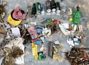 Dosen, T-Shirts und Hundekotsäckli: In der Steinacher Bucht liegt alles Mögliche herum. (Bild: Andreas Dolder)
