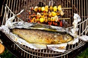 Fisch mit Zitrone und Salz: Gerade saure Gerichte eignen sich für die Zubereitung in Alufolie weniger. (Bild: Foodcollection/Getty)