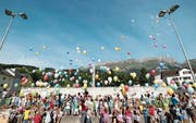Die Unterstufen-Schülerinnen und -Schüler liessen eine Ballonpost fliegen. (Bild: PD)