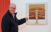 Maler Franz Bucher zeigt «Der Auferstandene», die achte Station seines Kreuz- und Lichtweges. (Bilder: Olaf Kühne)