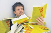 Er schwimmt mit seinem ersten Buch und seinem neuen Verlag gegen den Strom: Der Romanshorner Pascal Beer. (Bild: Reto Martin)