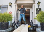«Die Krone»-Chef Stephan M. Pagnoncini hat für seine Gäste einen Steg bauen lassen. (Bild: Andrea Stalder (Andrea Stalder))
