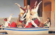 Nasonis flatterhafter, nichtsnutziger Sohn Sindulfo vergnügt sich mit leichten Mädchen. (Bild: Operette Balzers)
