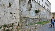 Oben wird die Mauer durchgebrochen; von einer Plattform führt die Treppe hinunter. (Bild: Max Eichenberger)