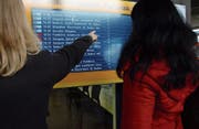 Tandempartner helfen Migranten sich im Alltag zurechtzufinden, wie beispielsweise bei der Benutzung des ÖV. (Bild: Robert Kucera)