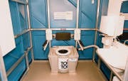 Blick in ein rollstuhlgängiges Chemie-WC der Stiftung Cerebral, wie es auch am Open Air Frauenfeld steht. (Bild: pd)