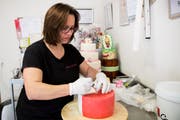 Sehr konzentriert ist Bea Lippuner bei der Arbeit. Dabei läuft immer laute Musik aus ihrer Stereoanlage. (Bild: Mareycke Frehner)