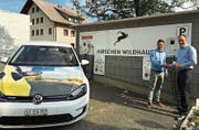 Freuen sich über die neu installierten Ladestationen: Rolf Züllig (Bild rechts), Gemeindepräsident Wildhaus-Alt St. Johann, «Hirschen»-Gastgeber Michael Max Müller und Marco Hobi, Verkaufsberater E-Mobilität der SAK (links). (Bilder: PD)