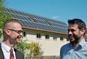 Die Sonne scheint: David Dünnenberger, Leiter Energiemarkt der Werkbetriebe, und Daniel Moos, Leiter Energieprojekt der Werkbetriebe, haben gut lachen. Im Hintergrund die neue Fotovoltaik-Beteiligungsanlage auf der Trafostation Oberwiesen. (Bild: Mathias Frei)