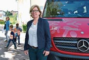 Die interimistische Schulpräsidentin Renata Franciello vor einem Schulbus in Märwil. (Bild: Mario Testa)