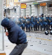 Schweizer Polizisten beklagen sich über höhere Gewaltbereitschaft. (Bild: Andreas Meier/KEY)
