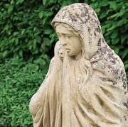 Weint sie, weil sie mehr wert ist als ein Gartenzwerg oder über den Lauf der Welt? (Bild: Bert Stankowski)