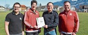 Niklaus Lippuner und die Vereinsverantwortlichen FC Grabs bei der Überreichung des Zertifikats. (Bild: PD)