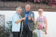 Orlando Simeon mit seiner Frau Barbara (links) sowie Louise Blanc Gähwiler (neues Mitglied der GPK) vor dem «Rössli» in Kirchberg. (Bild: Ursula Ammann)