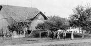 Die Aufnahme aus dem Jahr 1905 zeigt einen Hof des Weilers Herten-Ergeten samt Bewohnern. (Bild: PD/Sammlung Hansulrich Guhl, Frauenfeld)